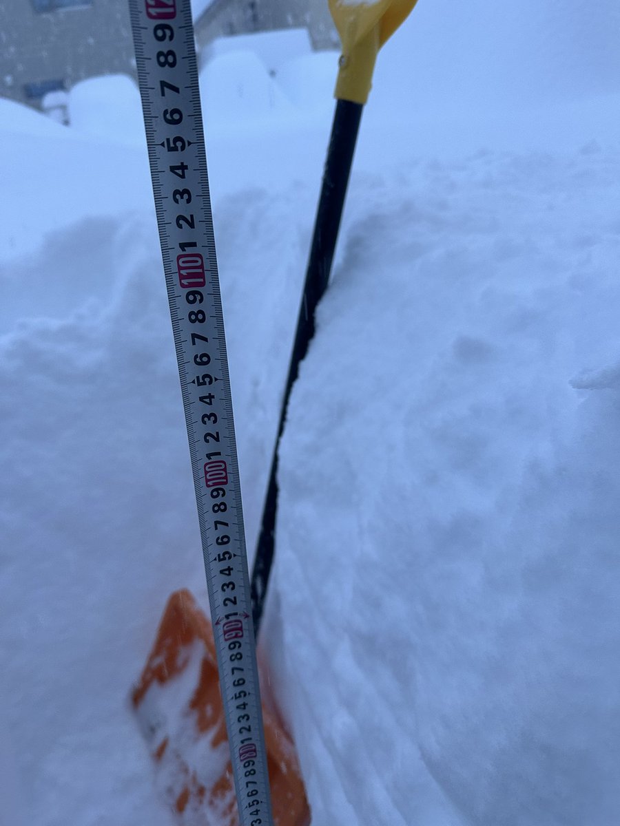 車にたどり着いて車周りは終わったけど、
出れなーい😂