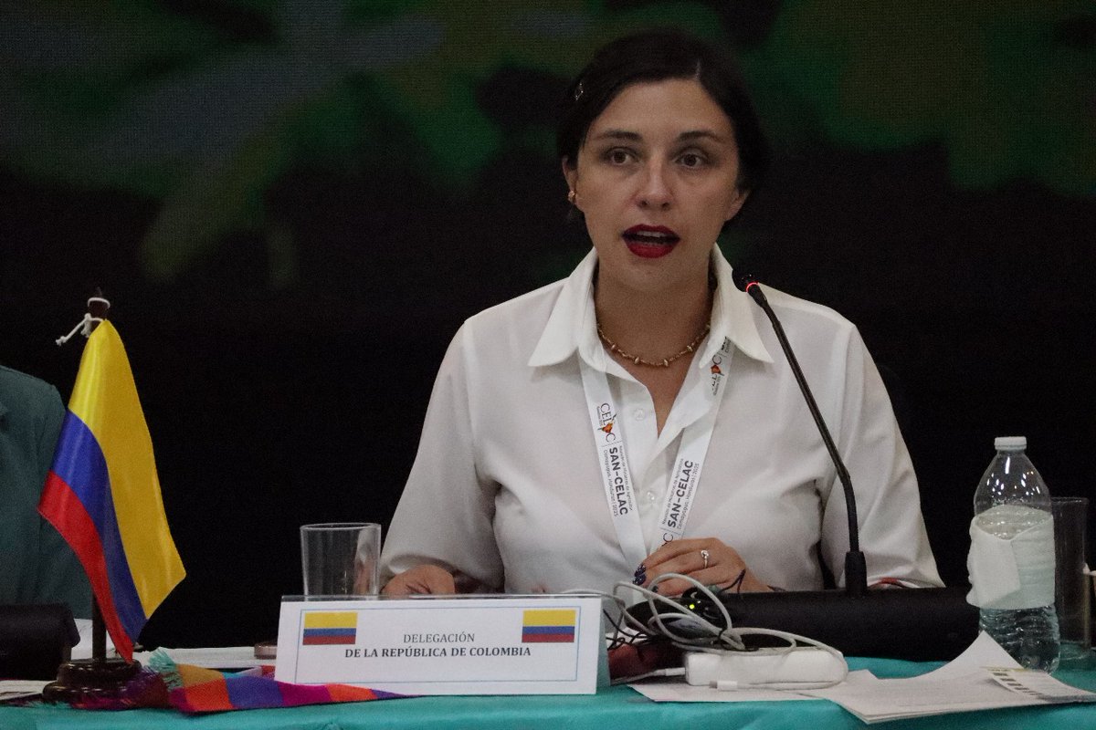 MinAgricultura's tweet photo. #AEstaHora 🔴 | Desde Comayagua, 🇭🇳 #Honduras, la ministra @MCarvajalinoV asume la Presidencia Pro Tempore de la CELAC, ✋🏽y presenta las estrategias que se implementarán para fortalecer la seguridad alimentaria, 🌽la sostenibilidad ambiental 🌳 y la equidad en el acceso a la tierra.🌱 Sigue la transmisión  👇https://t.co/FqE1mLabSG?