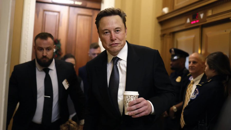MentalidadFeroz's tweet photo. Elon acaba de declarar la GUERRA a las mayores empresas del mundo.

En 2022, 18 marcas organizaron un boicot de 2.500 MILLONES de dólares para destruir X (Twitter).

¿Y ayer? Elon contraatacó con la demanda más despiadada de la historia.

Aquí están los detalles impactantes que sacuden el mundo corporativo: