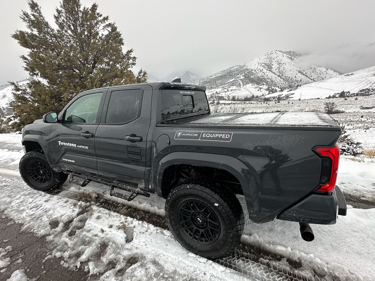 The mountain views on the drive to #KingoftheHammers are stunning.. 😍 We'll see you in the desert at #KOH2025 in two days! #FirestoneAiride #AirideEquipped #Firestone #FirestoneDestination #Ultra4Racing #Voxxwheels