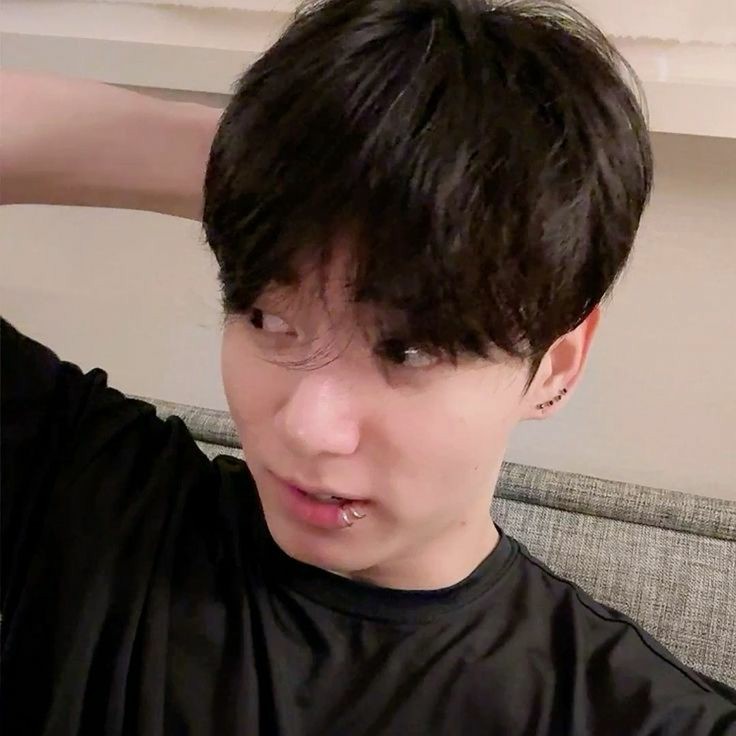 mybestboytae's tweet photo. #kooktaeau    —    ¡   さ bl with you `  !

donde th es un mangaka que tiene un crush con su vecino de al lado, pero en  lugar de confesarse dibuja bl para cumplir aquellas fantasías

o donde j/k descubre unos libros extraños con una portada muy parecida a él https://t.co/K2Du2uE3WC