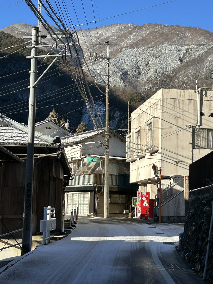nippara's tweet photo. 2025/2/4
日原の状況です。
日原トンネルを日原方面に抜けると雪でした。 https://t.co/q5NQkWcfYD