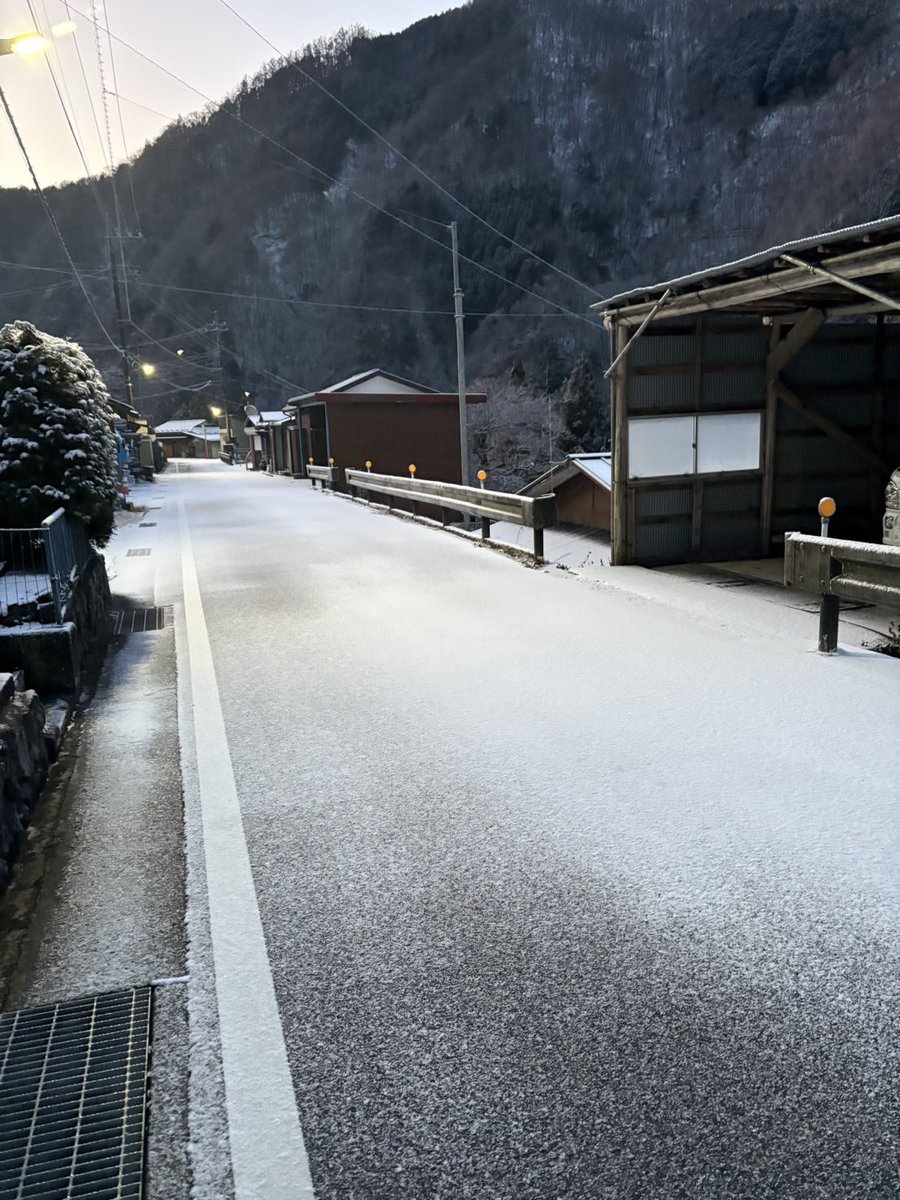 nippara's tweet photo. 2025/2/4
日原の状況です。
日原トンネルを日原方面に抜けると雪でした。 https://t.co/q5NQkWcfYD