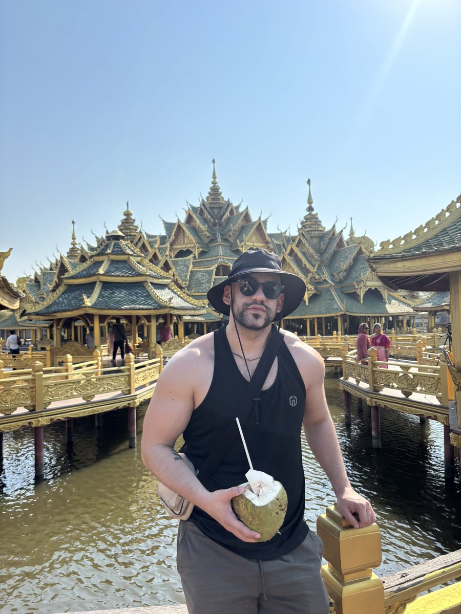 andyxsanti's tweet photo. thailand day 2 😁 https://t.co/TVMlyekrlT
