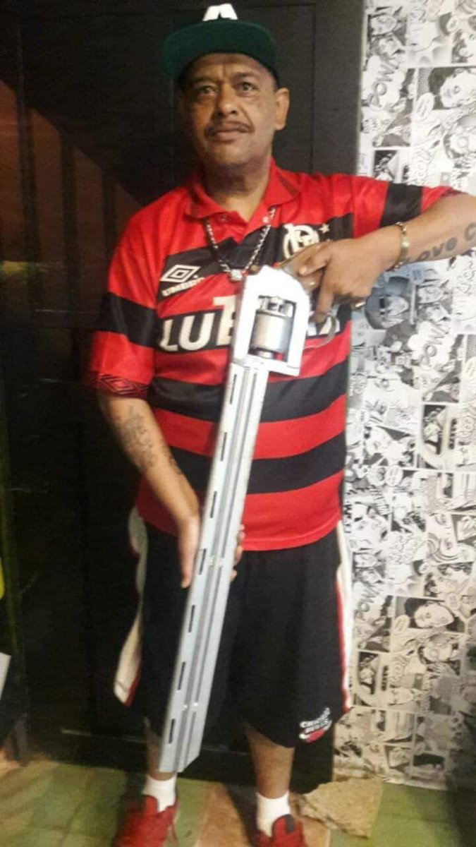 negodobrasil's tweet photo. A arma forjada para estremecer o céus 
e derrubar um por um os anjo e os arcanjo tudo la de cima, forjada pelo único sobrevivente da guerra negra, e empunhada por seu irmão Solanko Guerras. mas a bala ricocheteou em um raio e voltou no meio do seu talante(cabeça) rachando-o https://t.co/ve6ZzdGgqX