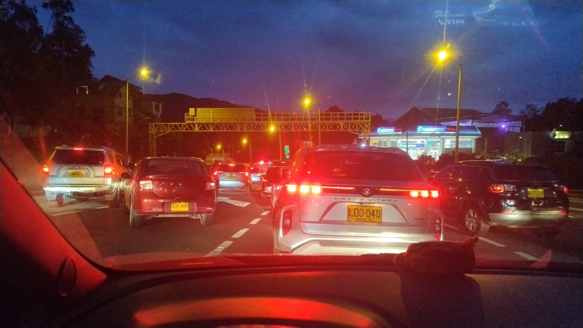 johnjaColombia's tweet photo. Caos total vía la Calera, muchas gracias @PerimetralOB @NoticiasRCN @NoticiasCaracol ya el trancon está desde el peaje y en aumento https://t.co/AihRougPIZ
