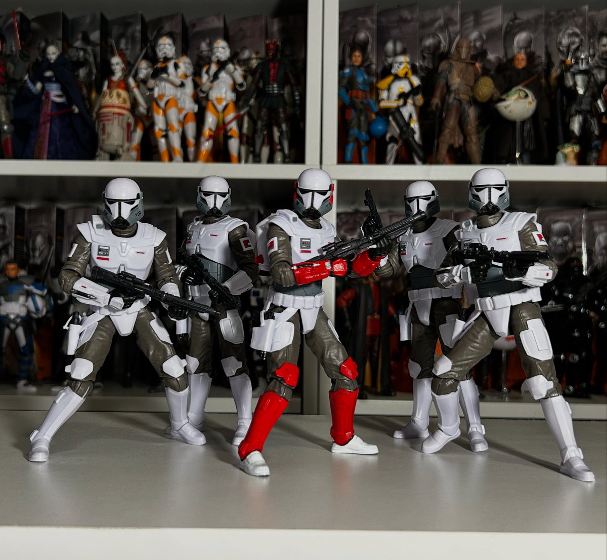 yak_face's tweet photo. Didn’t feel right not having an Imperial Armored Commando Squad Leader in the ranks, so I whipped one up today for the display. #hasbro #blackseries #starwarsblackseries #themandalorian #imperialarmoredcommando #moffgideon #starwars #craftyourfandom https://t.co/YugWwczxh1