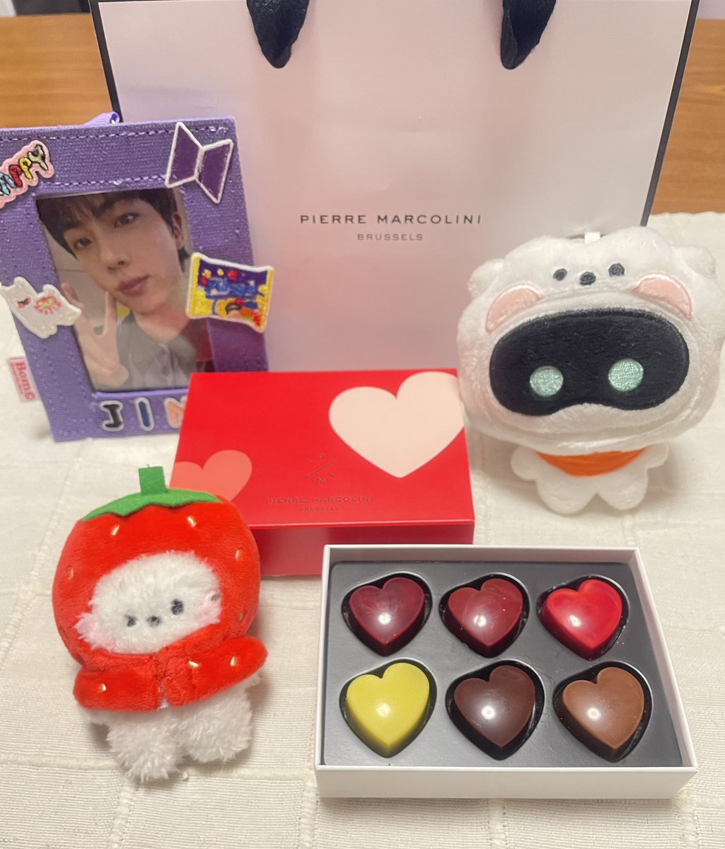 RKJIN1204's tweet photo. 先週のタルソク終了後
無意識に呟いた言葉
"いいなぁJINくん"
そんな一言を聞き逃さずに
週末に大阪へ行った娘が購入してきてくれたピエールマルコリーニのチョコ🍫
その気持ちが嬉しかった♡
そして今晩もお楽しみのタルソク🐹🙌
RUN JIN ZZANG MATCH
#RunJin_EP19 #방탄소년단진 https://t.co/oGd9LUf7Xn