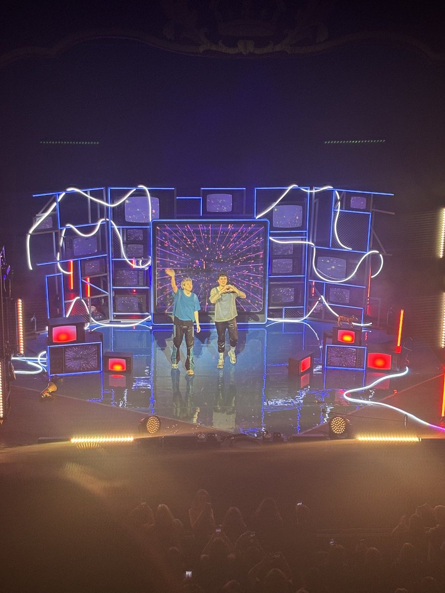 ashleighn99's tweet photo. 16 year old me is screaming btw @danielhowell @AmazingPhil #tit #terribleinfluencetour https://t.co/lFRNKm0rJg