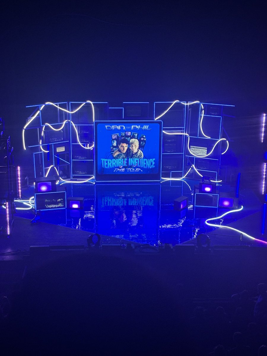 ashleighn99's tweet photo. 16 year old me is screaming btw @danielhowell @AmazingPhil #tit #terribleinfluencetour https://t.co/lFRNKm0rJg