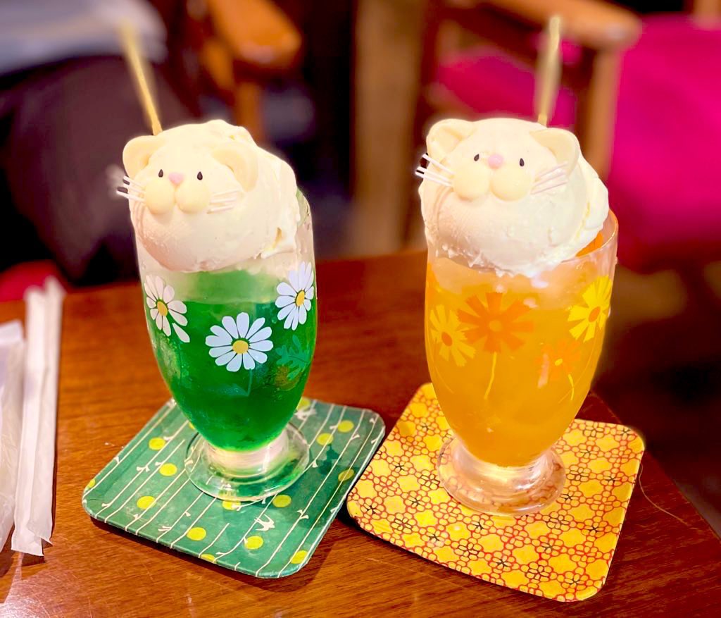 先週末大阪京都行ってきたけどその時に行ってきた猫カフェのクリームソーダが可愛すぎたのでこっちにも貼りますあまりにも可愛すぎたので