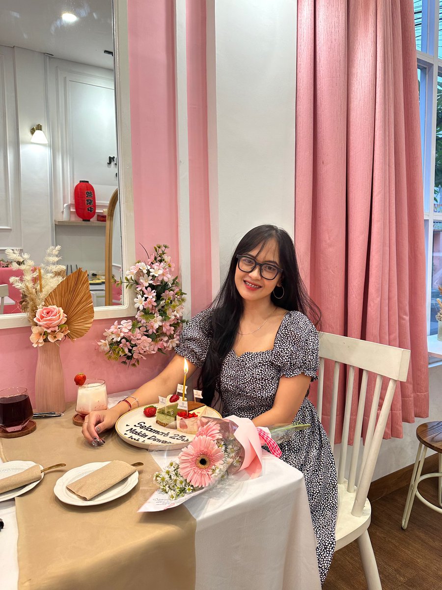 veroflofe's tweet photo. 27 Januarinya aku, Allhamdulillah di umur skrg bisa bagi bagi makanan😇 https://t.co/2N8s4WuCji