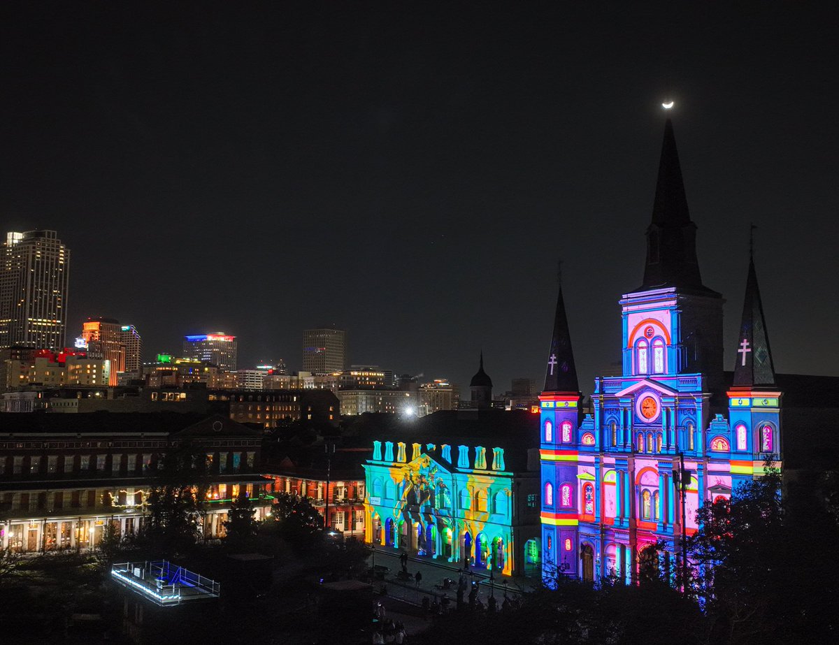 The crescent moon wants to be in the light show too, New Orleans

(More light show photos on IG at marcorasi1960)