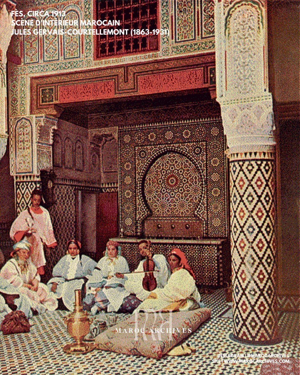 Scène d'intérieur marocain saisissante, parue dans le numéro 3691 de « L'Illustration », daté du 22 novembre 1913. Réalisée par l'artiste photograveur Jules Gervais-Courtellemont, cette image captive par son architecture traditionnelle, ses zelliges et l'atmosphère de la vie