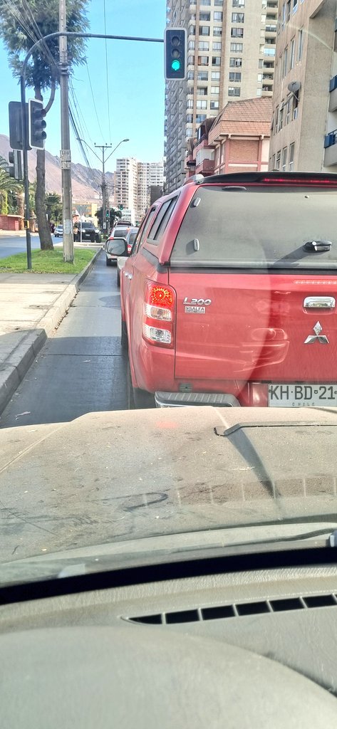 KarinitaUbilla's tweet photo. A este "caballero" si es q se le puede decir así, sepa q las luces de los intermitente no le salen en la cuenta de la luz,y no por ser hombre puede andar hechando el vehículo encima y haciéndose el chistoso #manejocomosimio
#Antofagasta https://t.co/vTzuVLCpm3