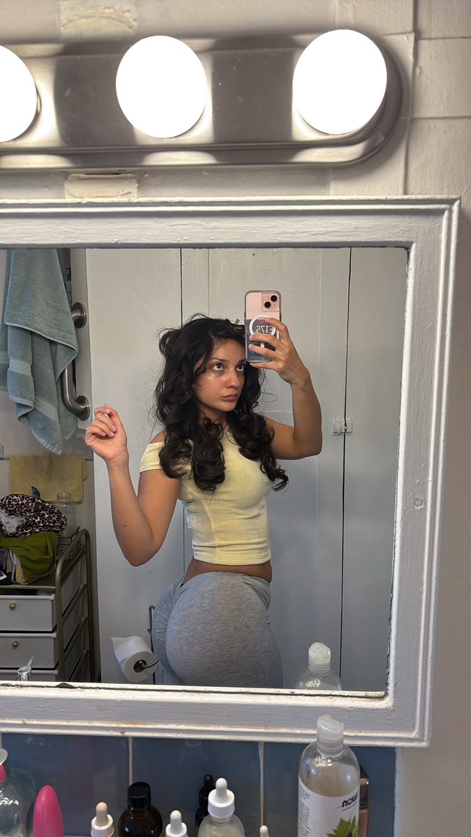 chicanabarbi3's tweet photo. got an overflow of growth ya bitches thinning! https://t.co/ij3tQEDZId