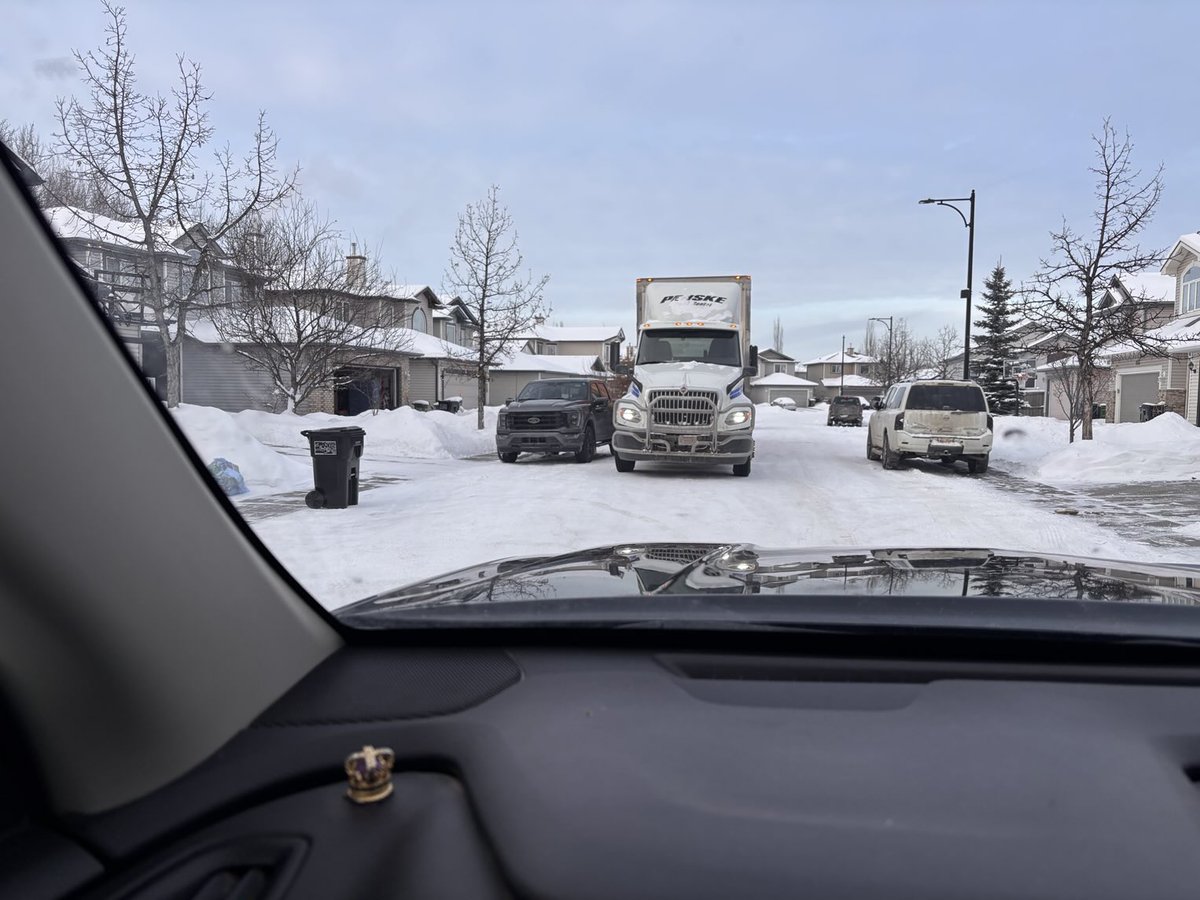 GooleyJoe's tweet photo. #alliedvl ignoring traffic regulations. When I spoke with the driver he said he didn’t care. If emergency vehicles are needed no advanced warning. No one cares. #dirtbag #DoNotUseThisCompany https://t.co/6A0LR74fJQ
