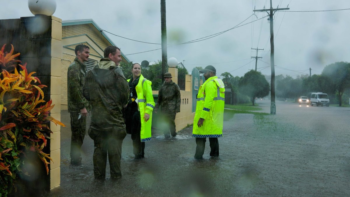Australian Army (@australianarmy) on Twitter photo Our home, our community 🏠
#AusArmy soldiers from 3RAR are supporting <a href="/QldPolice/">Queensland Police</a> as they respond to severe weather in Townsville.
📸 CPL Riley Blennerhassett Our home, our community 🏠
#AusArmy soldiers from 3RAR are supporting <a href="/QldPolice/">Queensland Police</a> as they respond to severe weather in Townsville.
📸 CPL Riley Blennerhassett