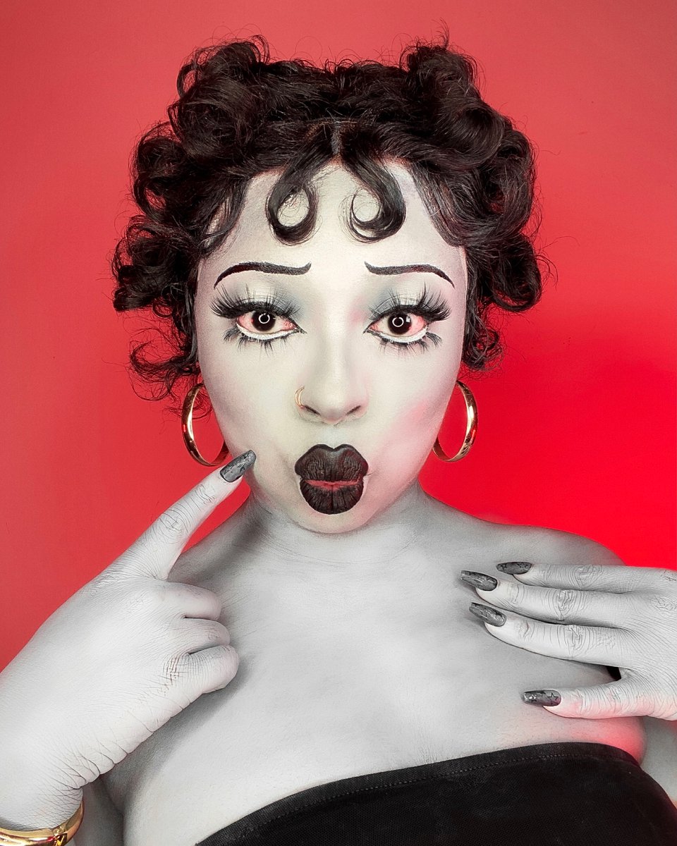 chelslaysss's tweet image. i painted my whole upper body grey for this 😭