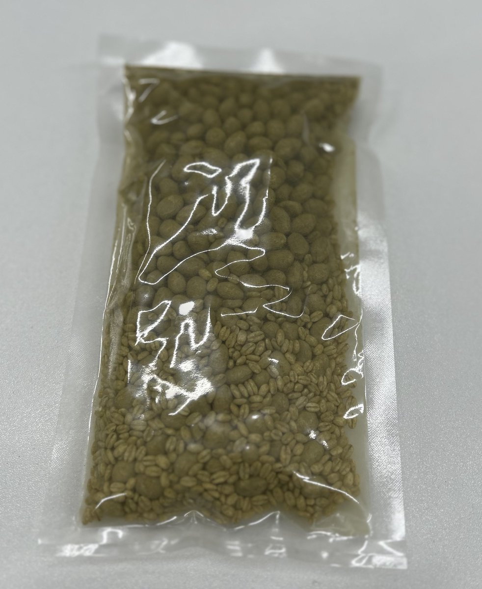 marukawa1914's tweet image. とある会社の方に
「食塩水500ccを入れるだけで、小麦不使用のたまり醤油が出来る国産有機乾燥大麦豆麹」
を提案したら、あまり興味ないって言われました😭

お醤油作れるキット、
食育にもなるし、
圧搾する前のもろみが美味しいし
良いと思うんだけどな。