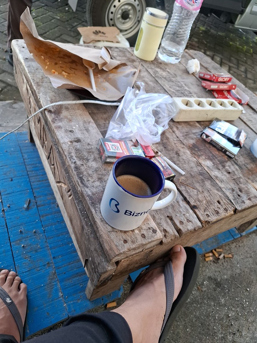 stelan ngopag di meja embax every morning