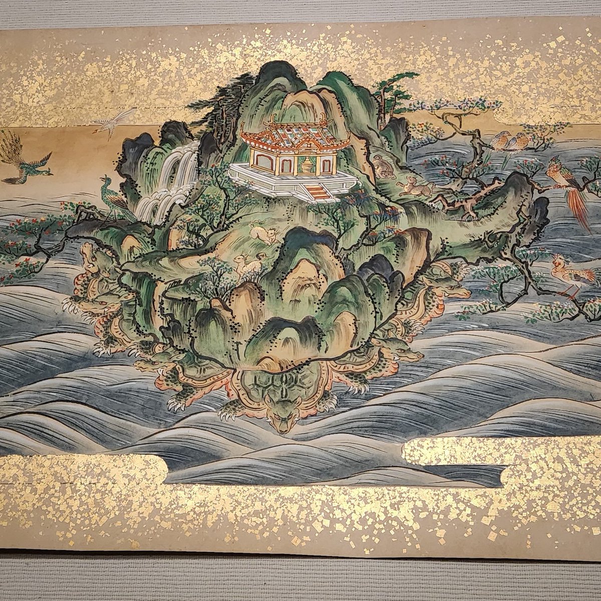 メインビジュアルに採用されている「蓬莱山絵巻」が後期に登場。蓬莱山