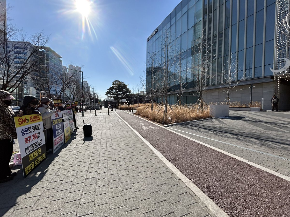 추운 날씨에도 불구하고 함께 해주셔서 감사합니다. SM과 5센터는 부당한 탈퇴에 항의하는 전세계 7인 지지 팬들의 목소리를 들어주십시오. 
<a href="/SMTOWNGLOBAL/">SMTOWN</a> 

#UnitedForRII7E
#라이즈의_시작과끝은_7명
#WeWillNotBackDown
#근조화환_오딧세이
#에스엠_고소현황_공개해