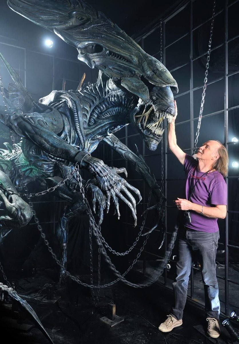avpgalaxy's tweet photo. The full size animatronic Alien Queen, built by studioADI for 2004's AVP is on display at the Musée Cinéma et Miniature in Lyon, France. The museum team restored the animatronic and she now moves again for guests under dramatic lighting. https://t.co/3vb3vRmIfr