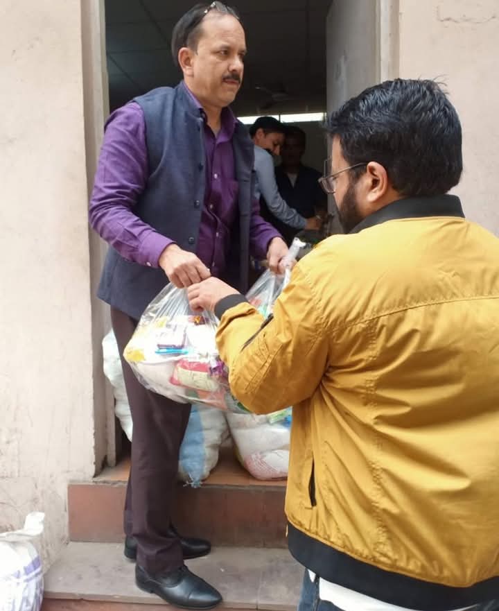 MarriedLadka's tweet image. #JailKaJawabVoteSe 

जिस वक्त दिल्ली दंगों में मजलूमों के पास खाने तक को नहीं था और वहां लोग फूड और शेल्टर क्राइसिस से जूझ रहे थे, उस वक्त बतौर जामिया एल्युमिनाई प्रेसिडेंट @Shifa_Okhla शिफा-उर-रहमान भाई वहां लगातार अपनी टीम के साथ खड़े थे।

#VoteForShifaUrRehman #Okhla