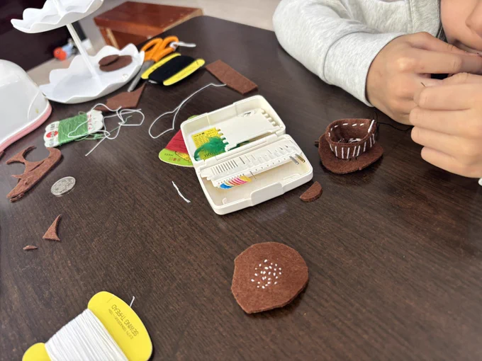 風邪っぴき小学1年生、熱も下がってわりかし元気だからフェルトでカップケーキ作りたいって計画書書いて最後まで完成させてた 