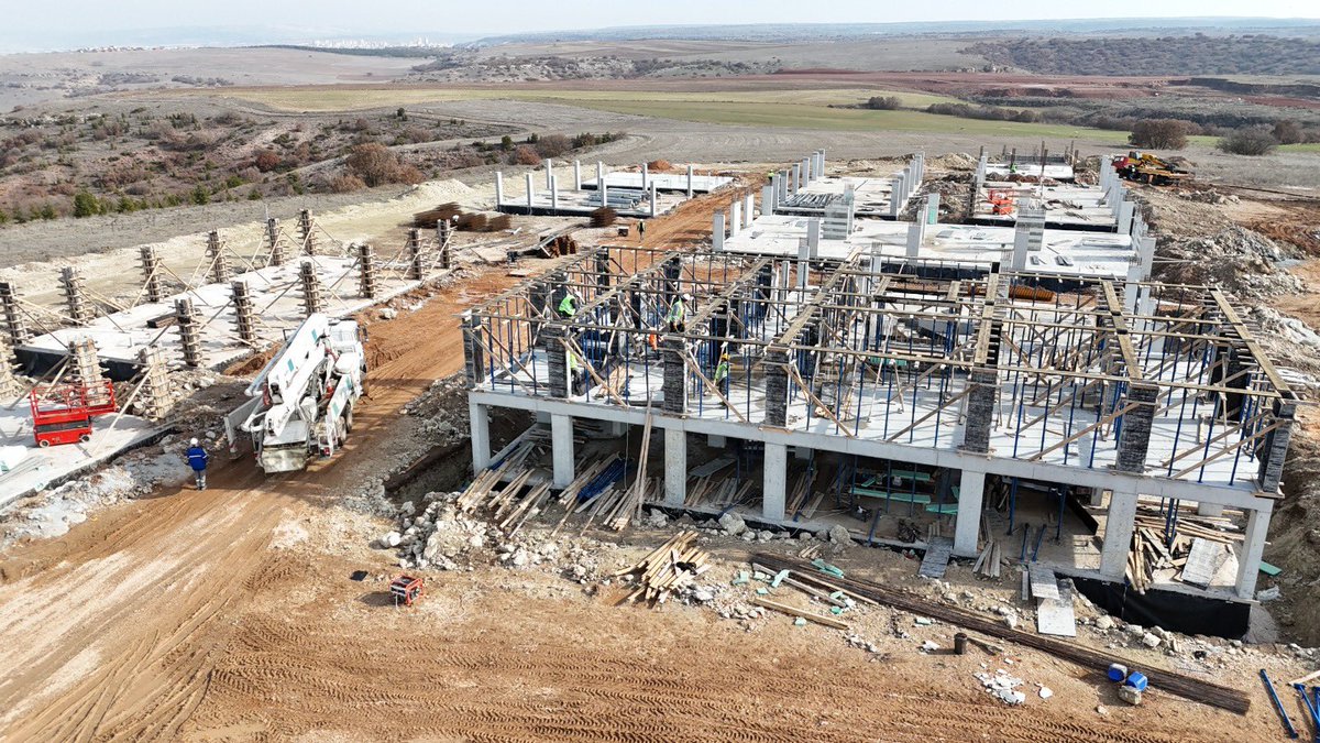 Şu aşağıdaki ne biliyor musunuz? Depremzedeler için yapılan bir konut değil. Okul hiç değil. Hastane? Kütüphane? Aşevi? Üniversite? Kültür merkezi? Fabrika?

Bilemediniz. Eskişehir belediyesi kutsal hayvanlar için 5 yıldızlı otel yapıyor.