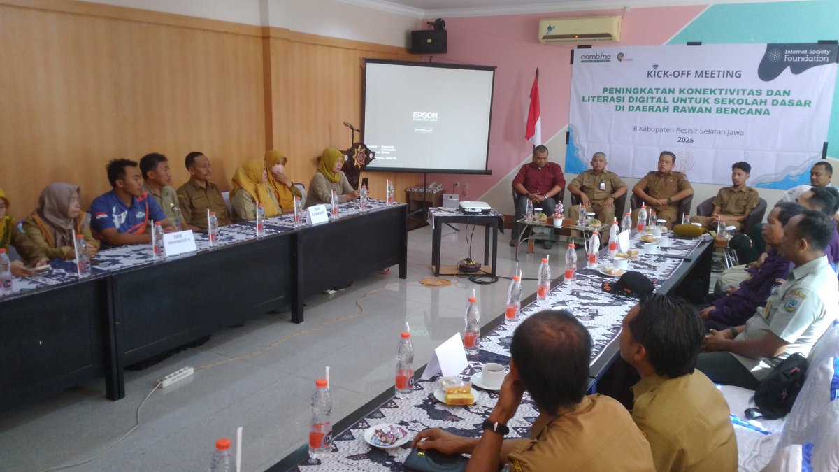 Sekolah Dasar Negeri Pacitan, Ploso, Kembang, dan Sirnoboyo mengikuti Kick-off Meeting Peningkatan Konektivitas &amp; Literasi Digital Untuk Sekolah Dasar di Daerah Rawan Bencana bersama BPBD, Dinas Pendidikan dan Kominfo, Selasa, 4 Februari, 2025 di Pacitan.