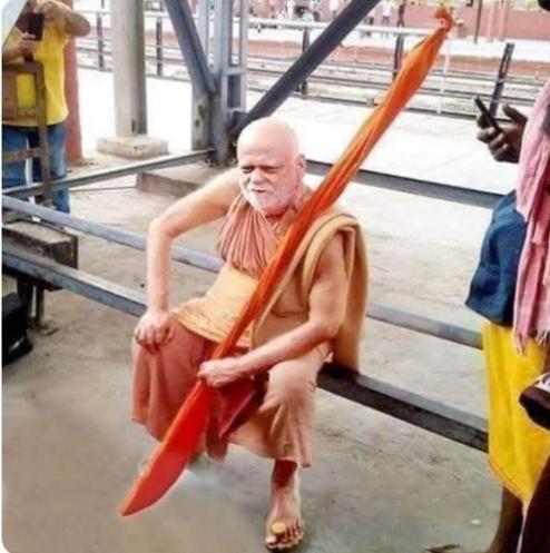 BS_Prasad's tweet image. Waiting for a train at Prayag Raj railway station, this is Puri's Shankaracharya Swami Nischalanand.

Let me introduce him a little bit about his intelligence.
ISRO takes the help of his consultancy from time to time.
The American Space Agency has also taken his consultancy.…