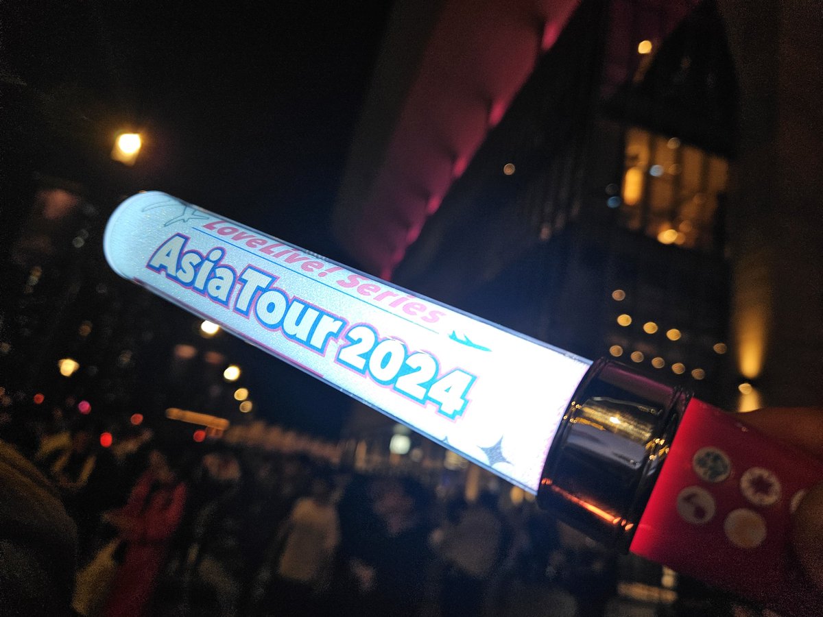 NewMashHeadVice's tweet photo. 去年の夏にラブライブ初のライブ？でファンミーティング行って、今回2回目がちゃんとしたアリーナライブでアジアツアー最終日アリーナ席（前から13列目）
誘ってくれた友達からは「この先満足できんぞ」と言われました。最高でした
#LLSAT_横浜 https://t.co/rjCqBxLzYo