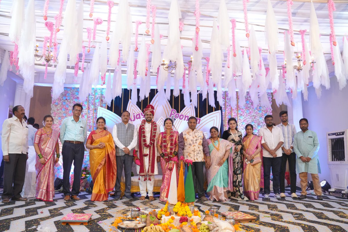 ShashikalaJolle's tweet photo. ಯಕ್ಸಂಬಾ ಪಟ್ಟಣದಲ್ಲಿ ನಡೆದ ನಮ್ಮ ಸಹೋದರನಾದ ಶ್ರೀ ಶಿವಾಜಿ ಗಣಪತಿ ಹರದಾರೆ ಅವರ ಸುಪುತ್ರಿಯಾದ ಚಿ.ಸೌ.ಪೂನಂ ಹಾಗೂ ಪ್ರಕಾಶ ಪಿರಗೌಂಡ ಪಾಟೀಲ ಸಾ-ದತ್ತವಾಡ ಅವರ ಸುಪುತ್ರ ಚಿ.ಅಜಯ ಅವರ ವಿವಾಹ ಸಮಾರಂಭದಲ್ಲಿ ಭಾಗವಹಿಸಿ ನೂತನ ವಧು-ವರರ ಬಾಳು ಸುಖ,ಸಂತೋಷದಿಂದ ಕೂಡಿರಲಿ ಎಂದು ಶುಭ ಹಾರೈಸಿದ ಕ್ಷಣಗಳು.
#examba #Beereshwarbhavan #nipani https://t.co/wwW41P5ZDT