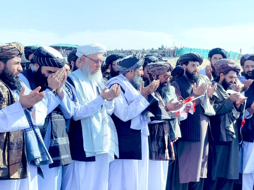 مشکلات حکومت فعلی که بزرگترین‌اش بند بودن دروازه های مکاتب و دانشگاه‌ها است در جای خودش
اما بعد از سال‌ها یک حکومت مستقل در افغانستان حکم‌فرما شده است و غلام هیچ‌کشوری دیگر نیست 
در میان شان اگر اختلاف هم وجود دارد بخاطر پیشرفت است نه برای جنگ و تخریب یک دیگر
پس تفرقه نیندازید!