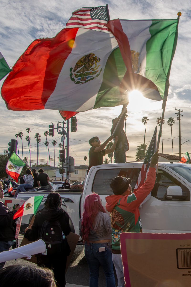 Javaquiroz2's tweet photo. Oxnard standing up! #oxnard #Immigrants #immigrantrights https://t.co/zeReEsFB58