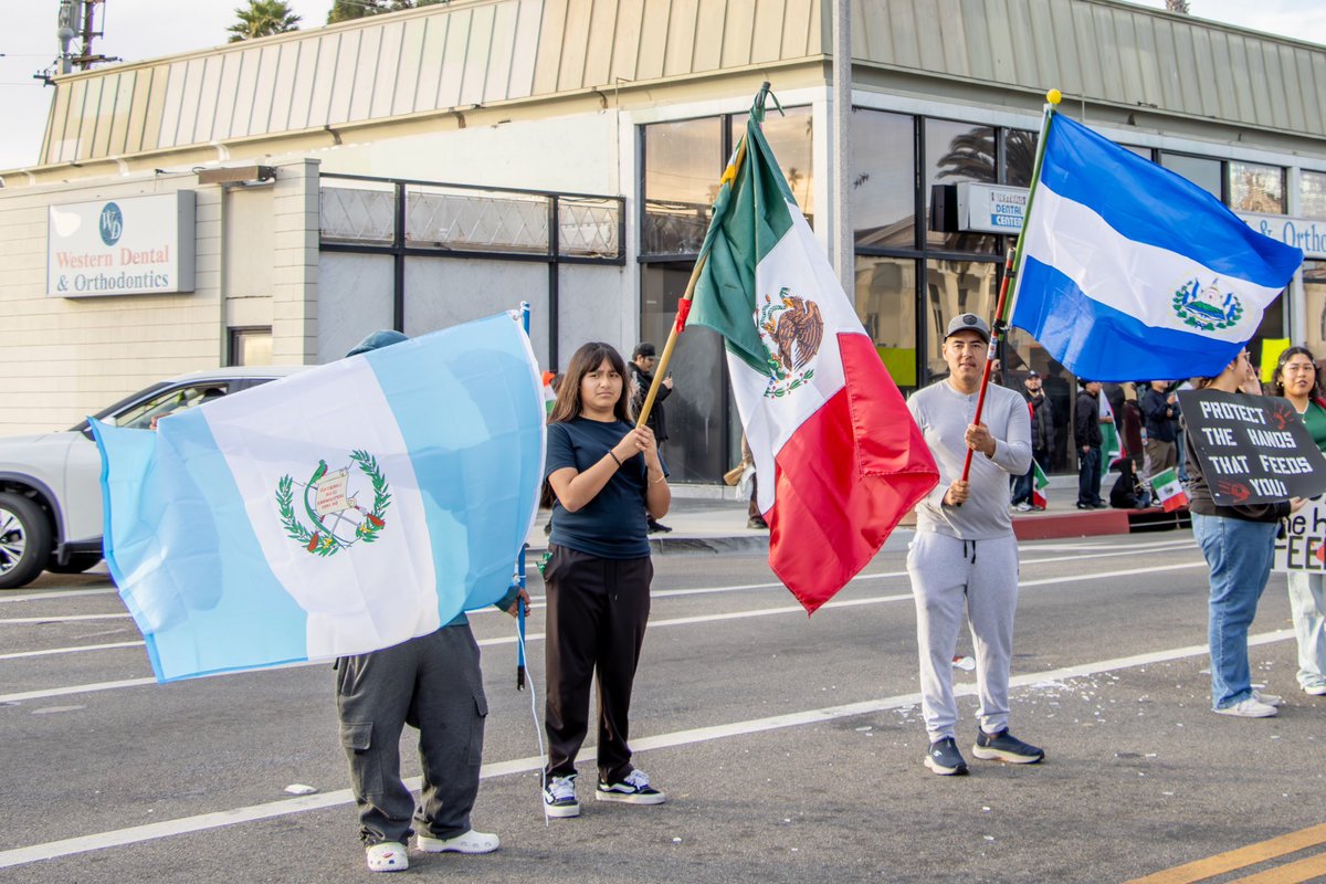 Javaquiroz2's tweet photo. Oxnard standing up! #oxnard #Immigrants #immigrantrights https://t.co/zeReEsFB58