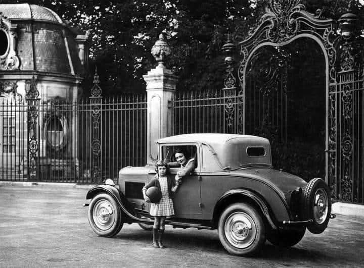 ParisAMDParis's tweet photo. Bonjour. 😊☕️🥐

Femme au volant d'une Peugeot Cabriolet 201 et sa fille tenant un ballon devant le parc Monceau. 
1930. Paris https://t.co/1wSkARi6ul