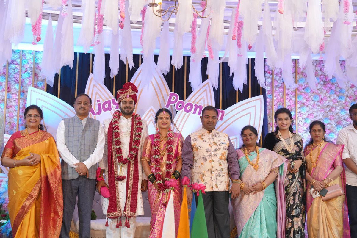 annasahebsjolle's tweet photo. ಯಕ್ಸಂಬಾ ಪಟ್ಟಣದಲ್ಲಿ ನಡೆದ ನಮ್ಮ ಸಂಬಂಧಿಕರಾದ ಶ್ರೀ ಶಿವಾಜಿ ಗಣಪತಿ ಹರದಾರೆ ಅವರ ಸುಪುತ್ರಿಯಾದ ಚಿ.ಸೌ.ಪೂನಂ ಹಾಗೂ ಪ್ರಕಾಶ ಪಿರಗೌಂಡ ಪಾಟೀಲ ಸಾ-ದತ್ತವಾಡ ಅವರ ಸುಪುತ್ರ ಚಿ.ಅಜಯ ಅವರ ವಿವಾಹ ಸಮಾರಂಭದಲ್ಲಿ ಭಾಗವಹಿಸಿ ನೂತನ ವಧು-ವರರ ಬಾಳು ಸುಖ,ಸಂತೋಷದಿಂದ ಕೂಡಿರಲಿ ಎಂದು ಶುಭ ಹಾರೈಸಿದ ಕ್ಷಣಗಳು.
#examba #Beereshwarbhavan #nipani https://t.co/aEn4Btr0Kl
