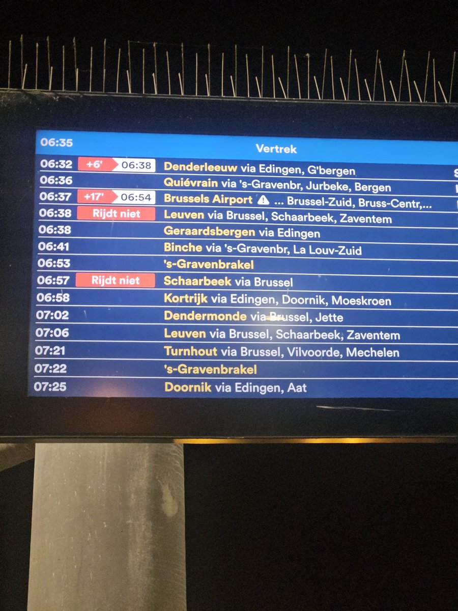 Nico14Arsenal's tweet photo. @SNCB c'est une blague la???? Et on fait comment pour aller travailler. Des incapables! https://t.co/pMCU2zQYnG