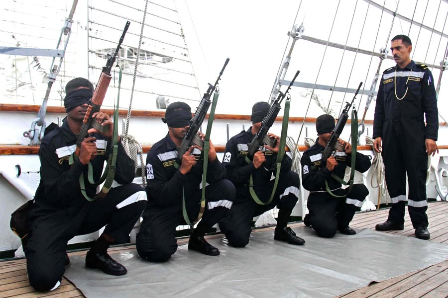 IN_HQENC's tweet photo. #TrainingTuesday
Weapon Training – Blindfold Drill
#IndianNavy #JoinNavy