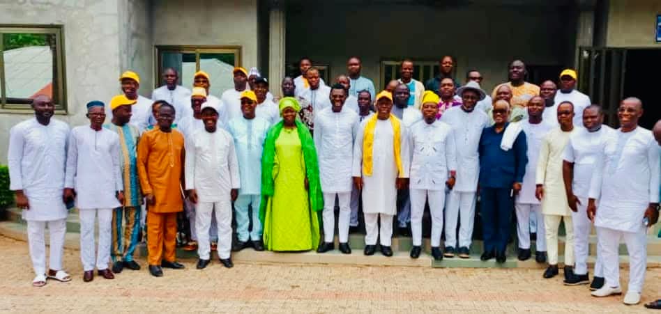 UP_LeRenouveau_'s tweet photo. 🟡⚪La Haute Direction Politique de l’#UPleRenouveau, conduite par le Président Joseph Fifamin DJOGBÉNOU, a tenu, ce 2 février 2025, une rencontre à #Covè avec les jeunes leaders des #sections de #Ouinhi, #Zakpota, #Zagnanando, #Zogbodomey et #Covè. https://t.co/yNXnKQGuH8