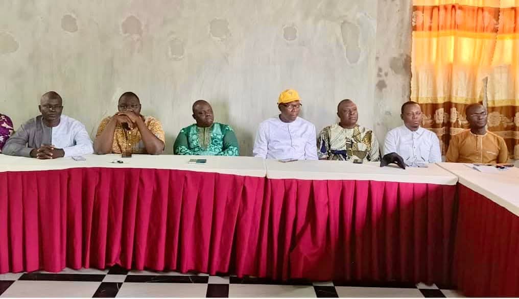 UP_LeRenouveau_'s tweet photo. 🟡⚪La Haute Direction Politique de l’#UPleRenouveau, conduite par le Président Joseph Fifamin DJOGBÉNOU, a tenu, ce 2 février 2025, une rencontre à #Covè avec les jeunes leaders des #sections de #Ouinhi, #Zakpota, #Zagnanando, #Zogbodomey et #Covè. https://t.co/yNXnKQGuH8