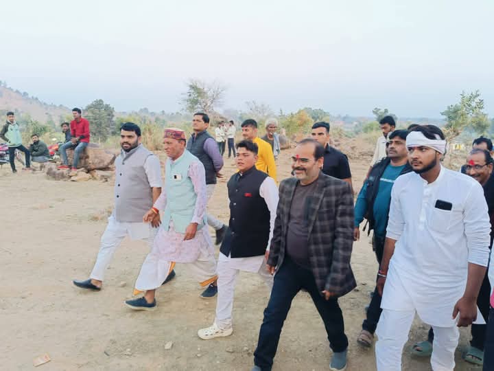 PAvashthi's tweet photo. सुकवां पहाड़ी में सिद्ध बाबा के स्थान पर आयोजित भंडारे में शामिल हुए राजनगर विधायक श���री अरविंद पटैरिया जी भाईसाहब और क्षेत्रीय लोगों से मुलाकात की और सभी को बसंत पंचमी की शुभकामनाएं दी।। @MukeshPandeyBJP @ArvindPateriyaa @Pushpendra_bjp1 @vdsharmabjp @Devendrabjym @BJP4MP https://t.co/0Z4z2t8ipb