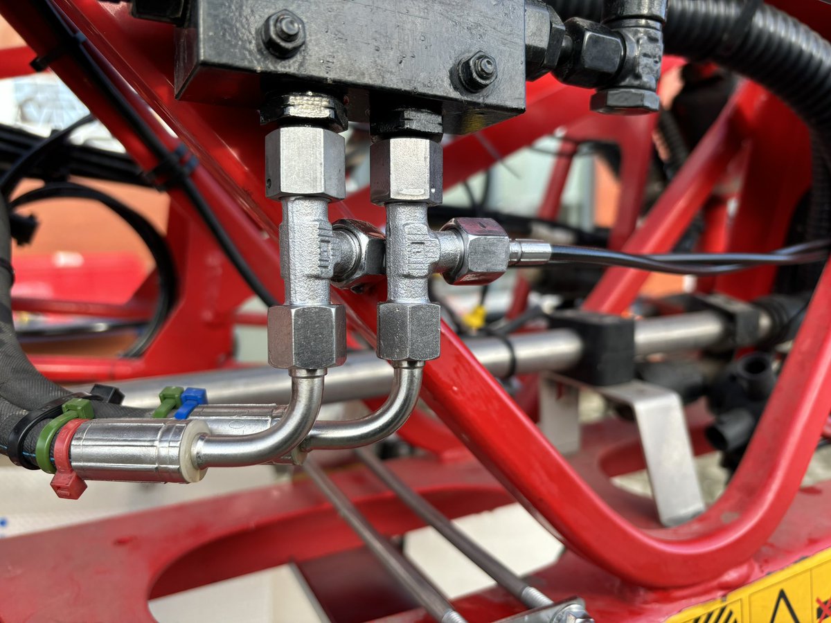 Met de in onze eigen #innovatie afdeling ontwikkelde opklapsysteem; aangesloten op de boom bediening bouwen wij ook uw spuit toekomstbestendig om.
 bel voor de mogelijkheden voor u.