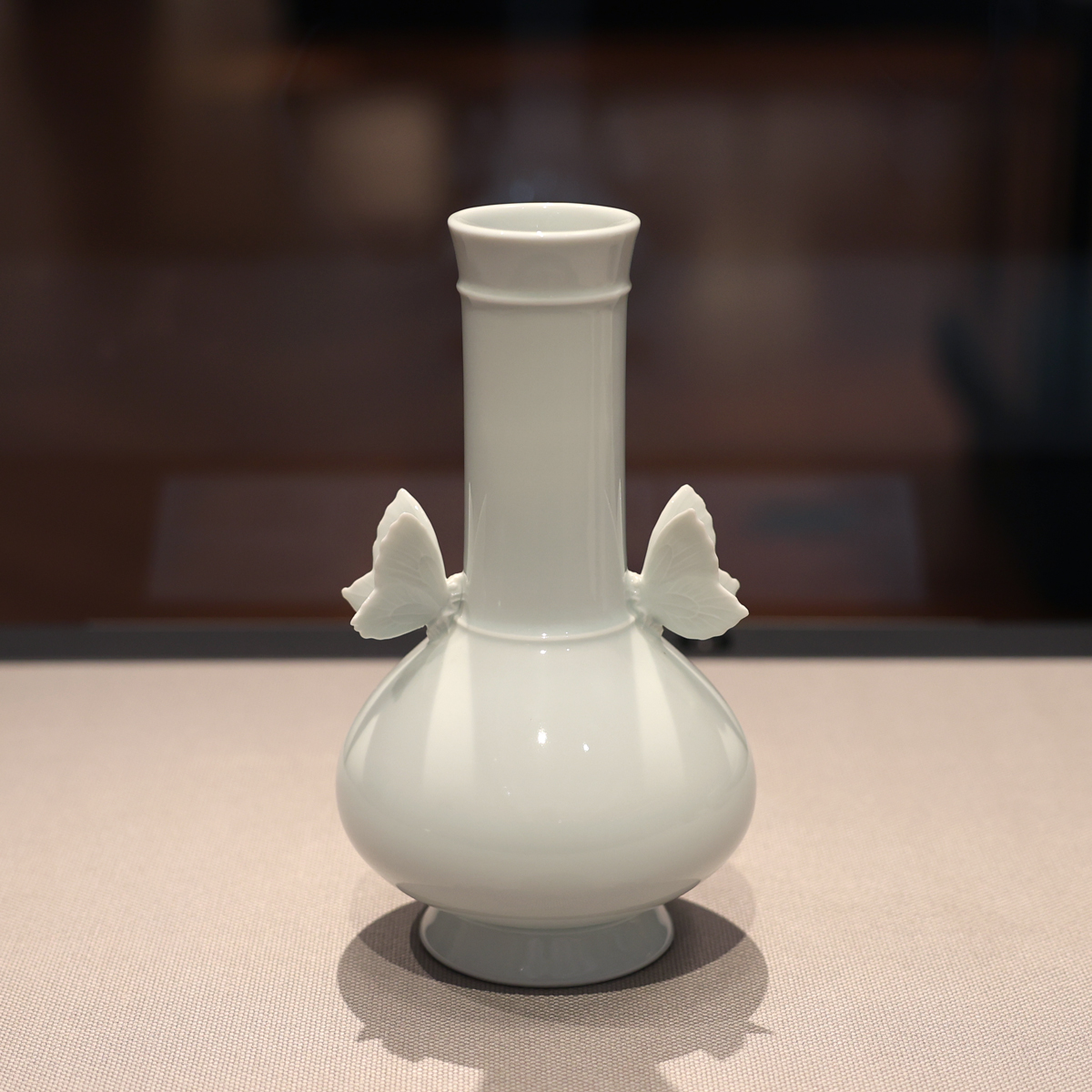 展示替え】耳(把手)を鳳凰や鯱ではなく蝶で表した、美しい白磁の花入