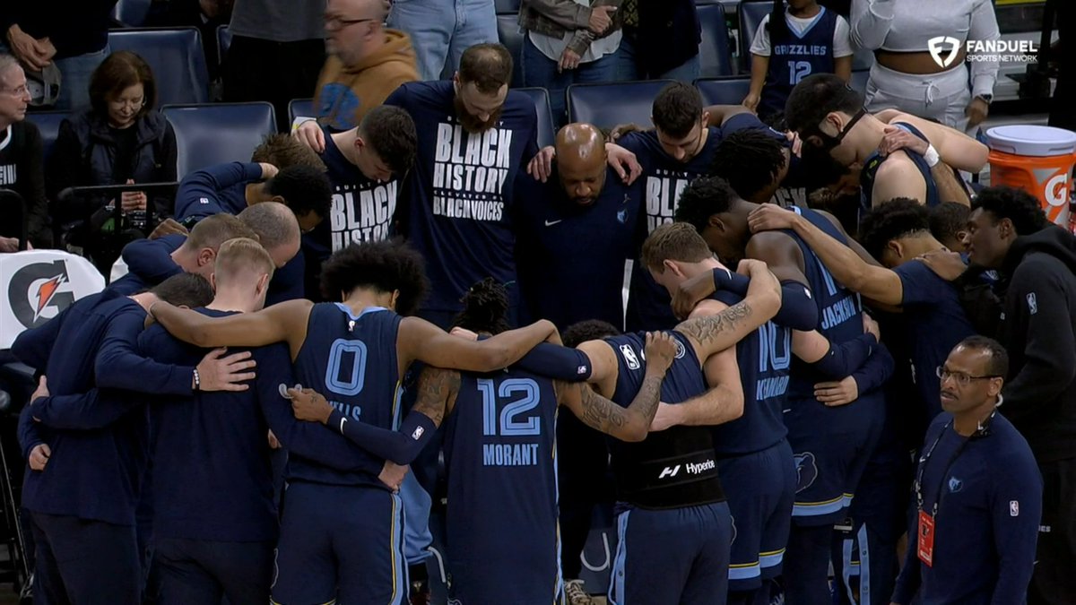 NBAdabad's tweet photo. O elenco do Memphis Grizzlies orando pela saúde do torcedor que passou mal na beira da quadra.

Os médicos chegaram e tentaram fazer reanimação cardiopulmonar. https://t.co/IARbNStrls