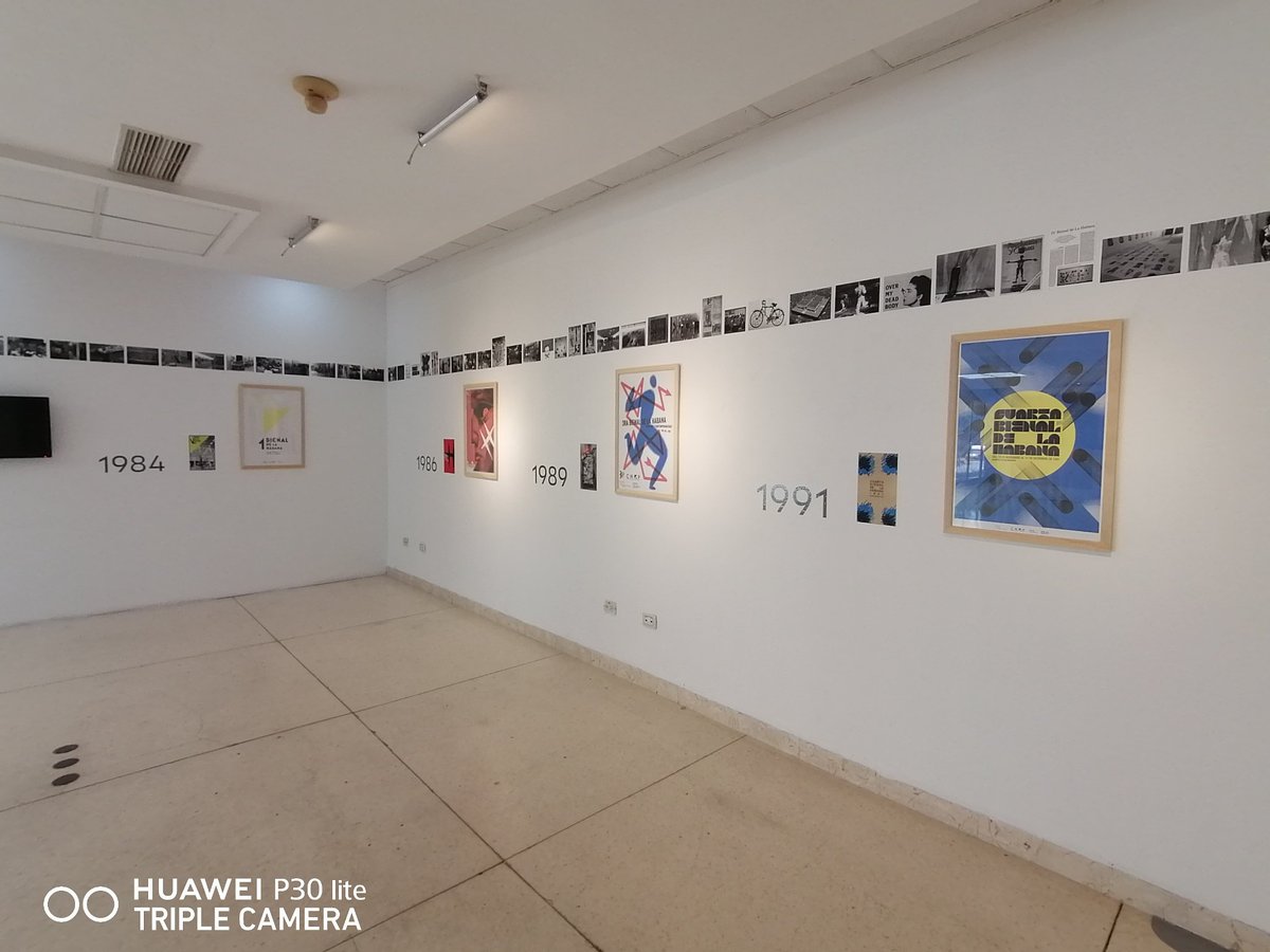 OmarValinoCedre's tweet photo. Bajaba a pie x La Rampa esta tarde cuando el aviso en los cristales del @MinrexCpi me recordó la expo de carteles d la Bienal cuya apertura había visto en la TV.
Entré y ante la marca de cada edición, la memoria hizo lo suyo: recorrí estas décadas de Bienal de La Habana. Gracias. https://t.co/UMKQkUtTqo