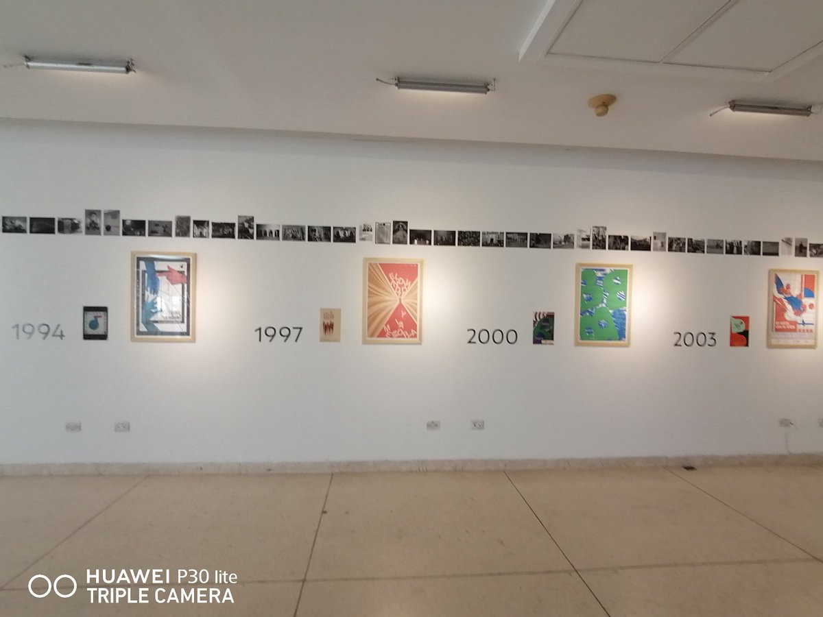 OmarValinoCedre's tweet photo. Bajaba a pie x La Rampa esta tarde cuando el aviso en los cristales del @MinrexCpi me recordó la expo de carteles d la Bienal cuya apertura había visto en la TV.
Entré y ante la marca de cada edición, la memoria hizo lo suyo: recorrí estas décadas de Bienal de La Habana. Gracias. https://t.co/UMKQkUtTqo